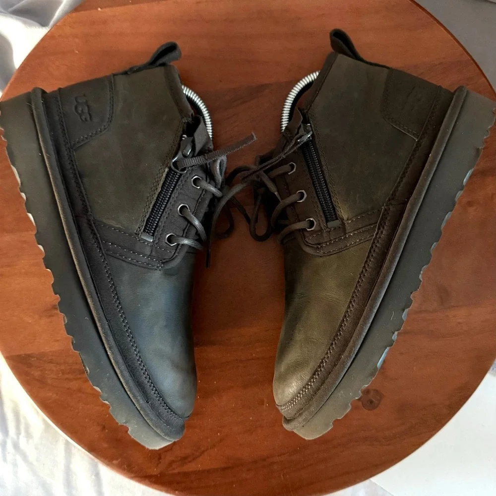UGG Neumel Zip Chukka Boots Mens Size 6 Grey Leather Side Zip Fur‎ Lined Unisex
